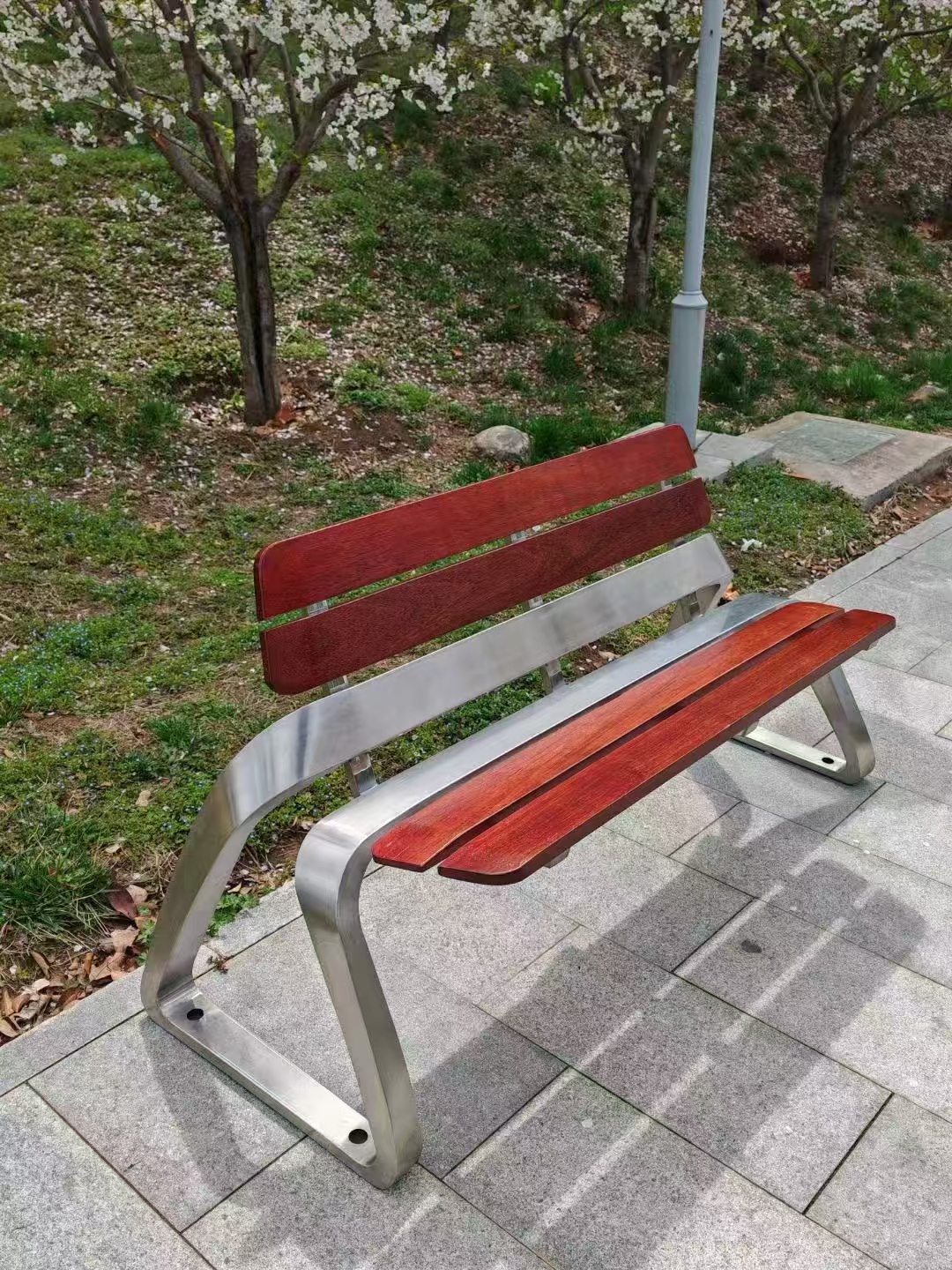 赋能公共空间升级！公园椅生产企业以创新重构行业新生态